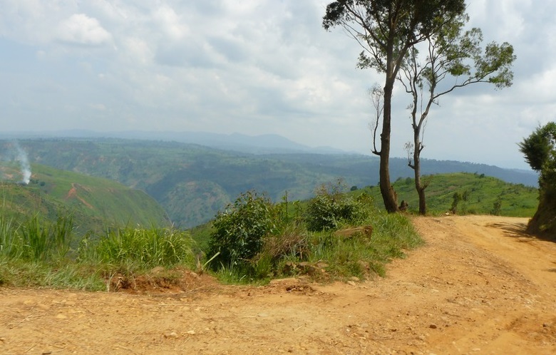 Bukavu : La route secondaire reliant l’avenue industrielle à la route d’Uvira obstruée par des constructions anarchiques
