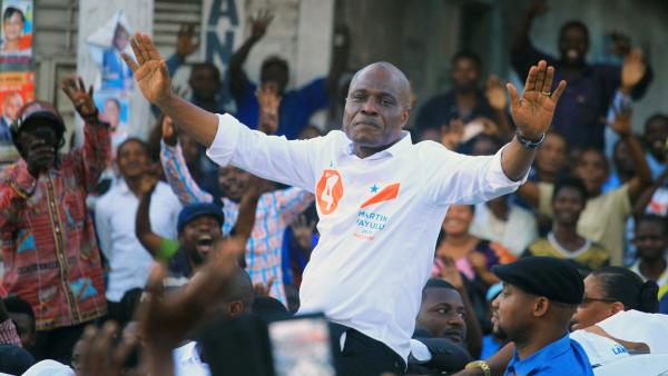 Kalemie: Martin Fayulu a réussi atteindre le stade Benda dans le centre ville pour son meeting politique