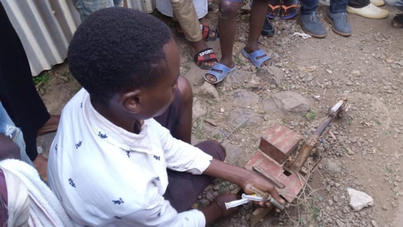 Bukavu/jeune talent: Un enfant de 17ans monte un prototype d’une pelle hydraulique