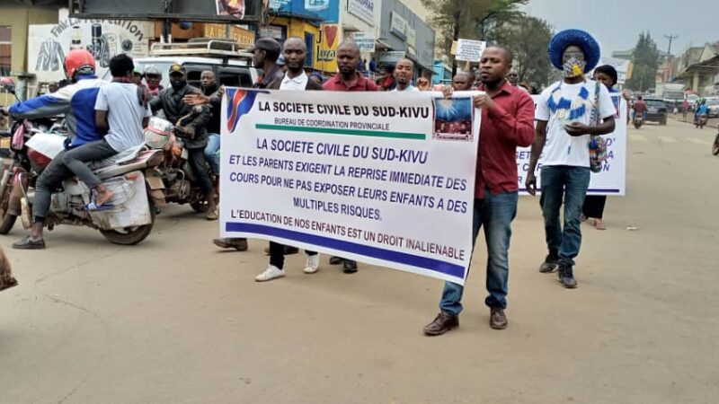 Sud-Kivu: Les parents d’élèves et acteurs sociaux dans la rue de Bukavu pour exiger la reprise immédiate des cours