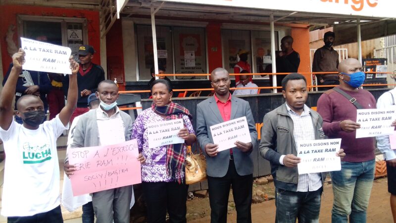 Sud-Kivu : La société civile en sit-in devant les bureaux des maisons de télécommunication pour exiger la suppression de la taxe RAM