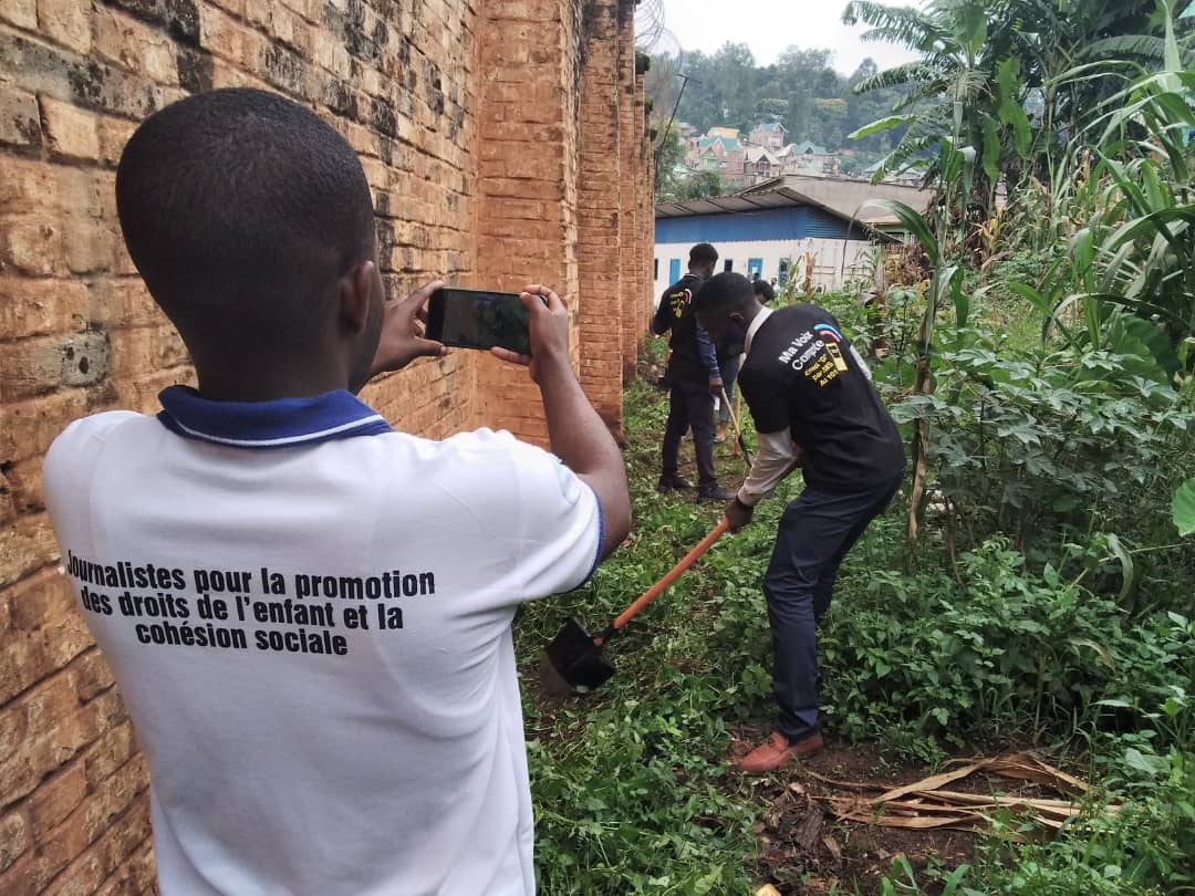 Sud-Kivu : Les alentours de la prison centrale de Bukavu, assainis par les jeunes d’U-Report et ses partenaires