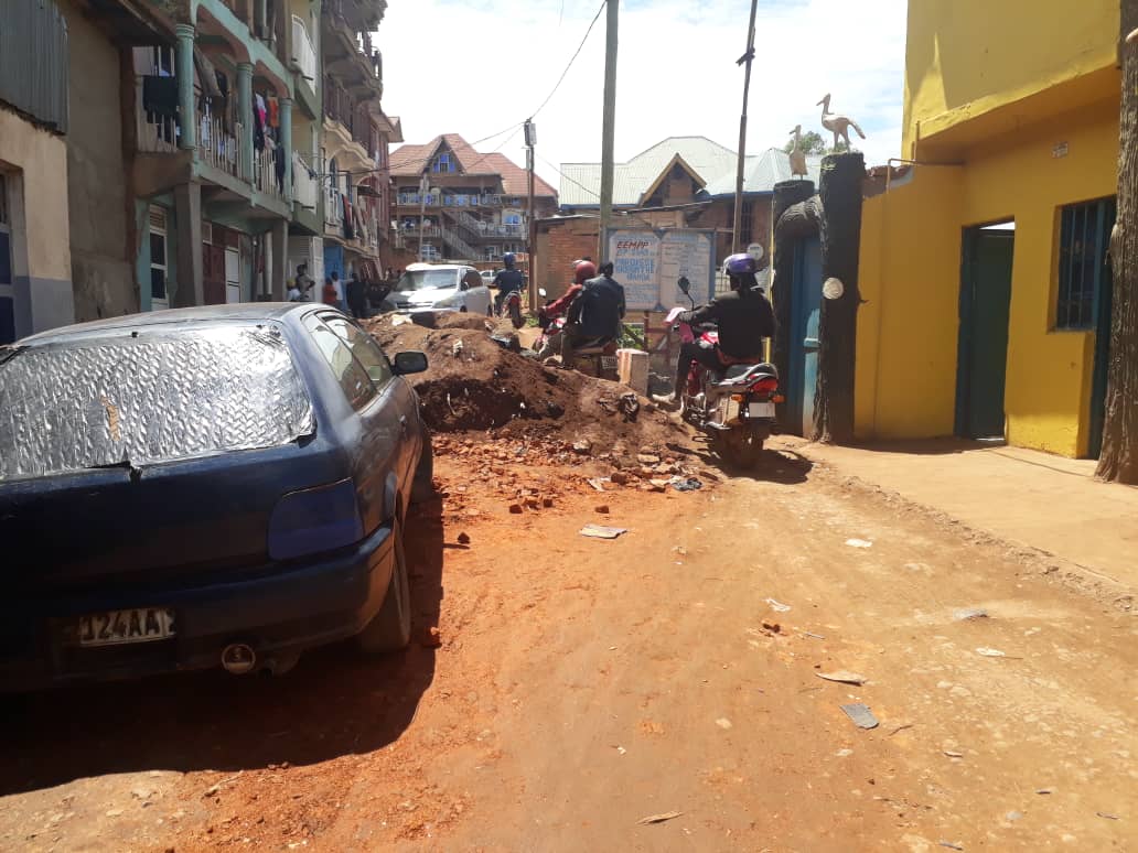 Bukavu/projet du fond social : Difficile pour les conducteurs de rouler sur plusieurs artères secondaires du quartier Nyalukemba suite aux déchets stockés le long de la route