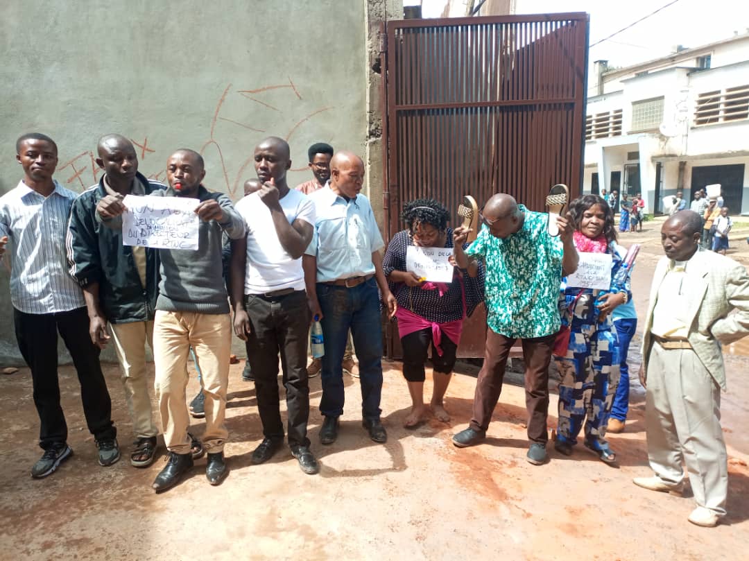 Sud-Kivu: Les cadres et agents de la RTNC en sit-in pour protester contre la spoliation de la résidence de leur Directeur provincial