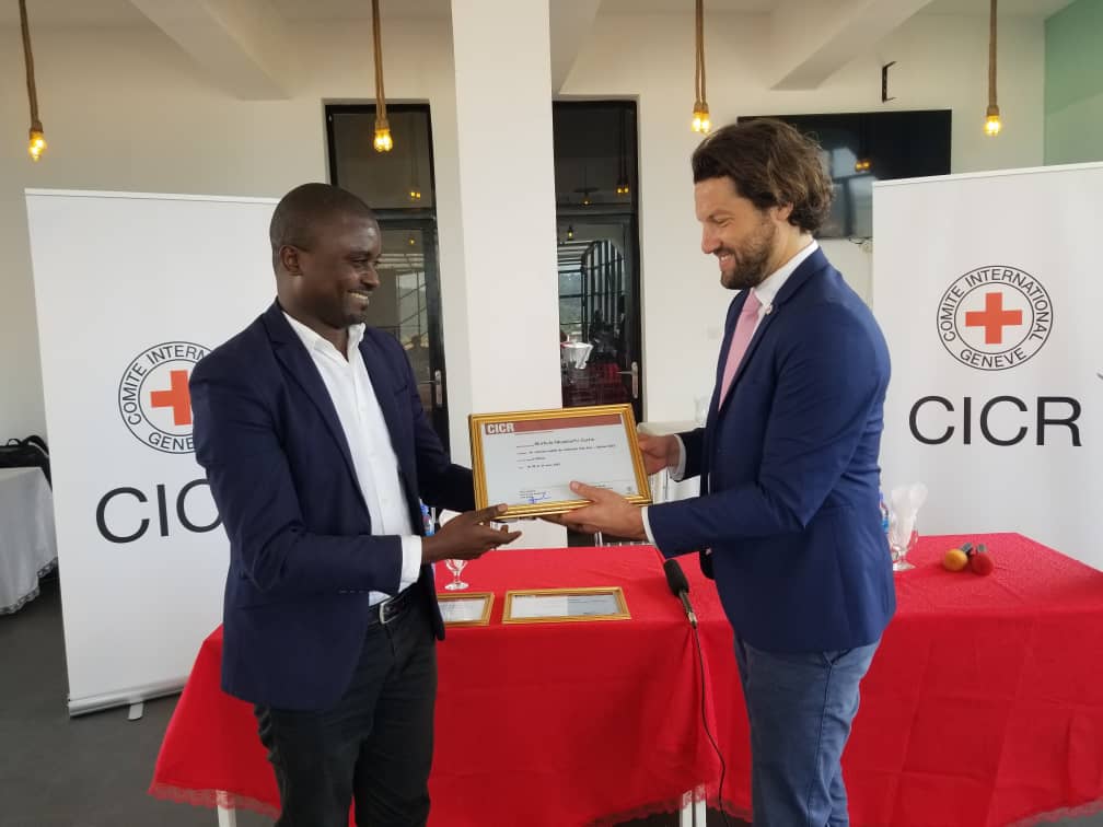 Sud-Kivu/Médias : Le journaliste Justin Murhula rafle le prix du concours Média de rédaction édition 2022
