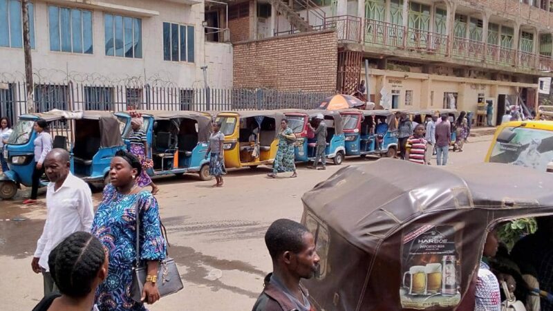 Bukavu : Le nouveau parking des “badjaj” sur entrée hippodrome envahit le trottoir au risque de créer des accidents