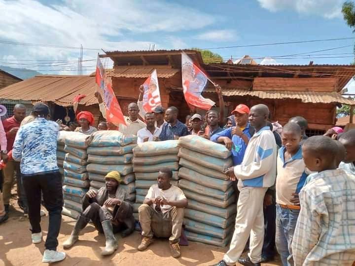 Bukavu : La population de Ciriri bénéficie de matériaux de construction de la part du député Mastaki Namegabe