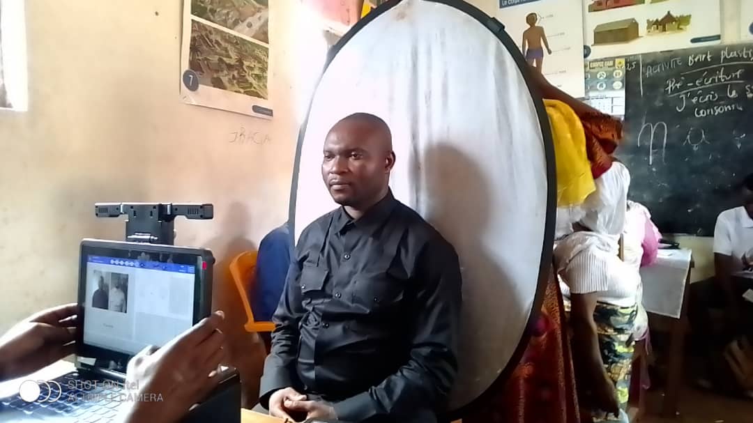 Sud-Kivu : Espoir Kitumaini Rukomeza s’acquitte de son devoir civique dans sa base et invite la population à s’enrôler massivement