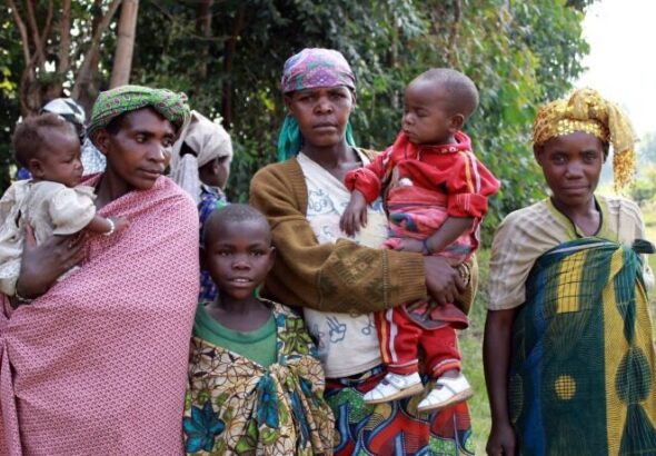 Trois-femmes-autochtones-Batwa-en-Uganda-e1740668224188