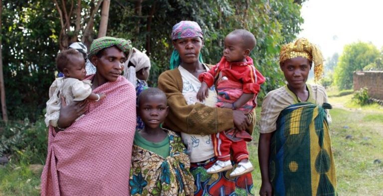 Trois-femmes-autochtones-Batwa-en-Uganda-e1740668224188