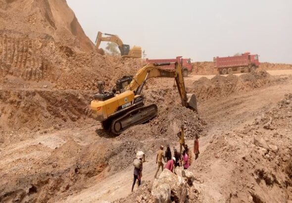 Decouverture-d-une-mine-artisanale-a-Kawama